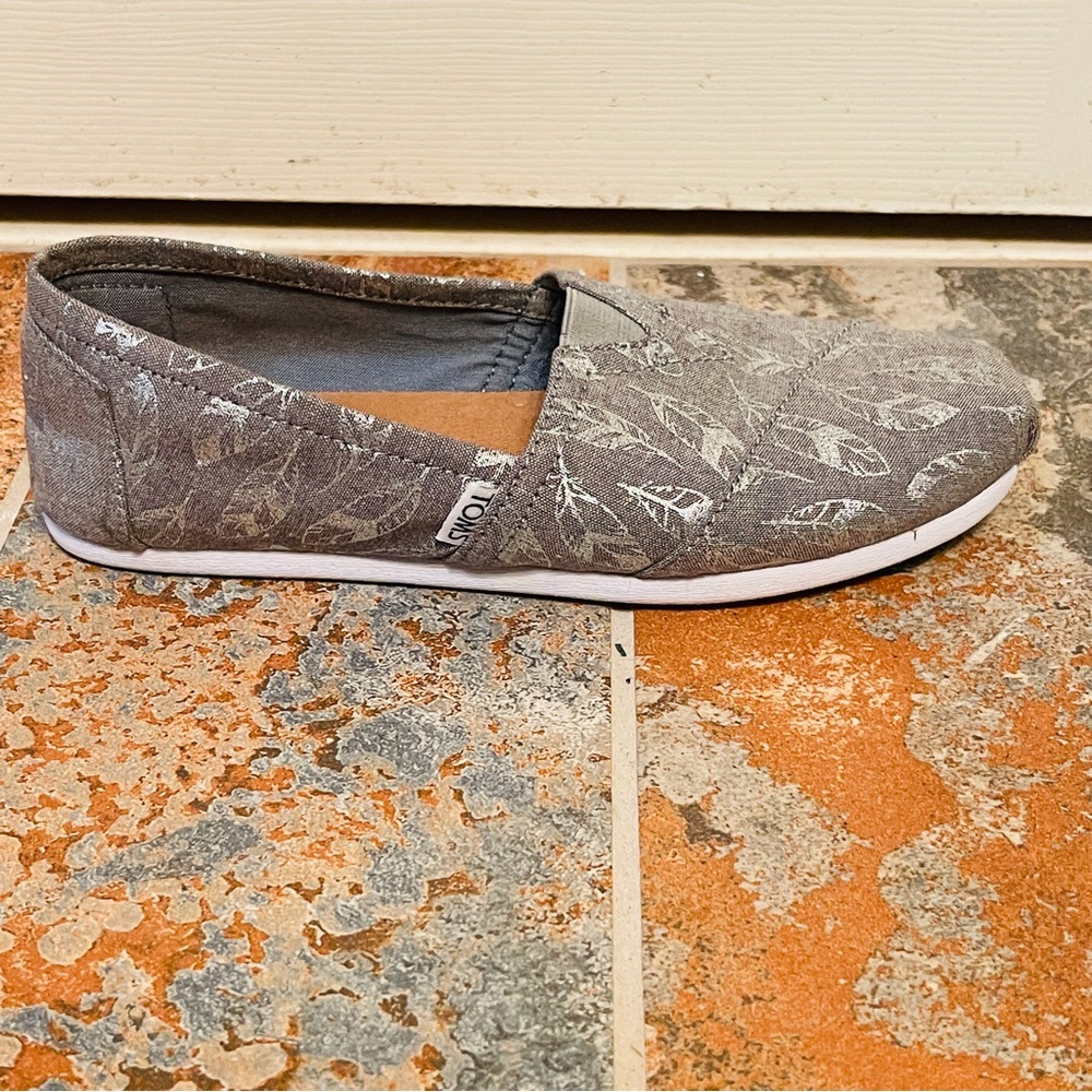 Toms Gray/Metallic Silver Leaf Pattern Flats! - image 4